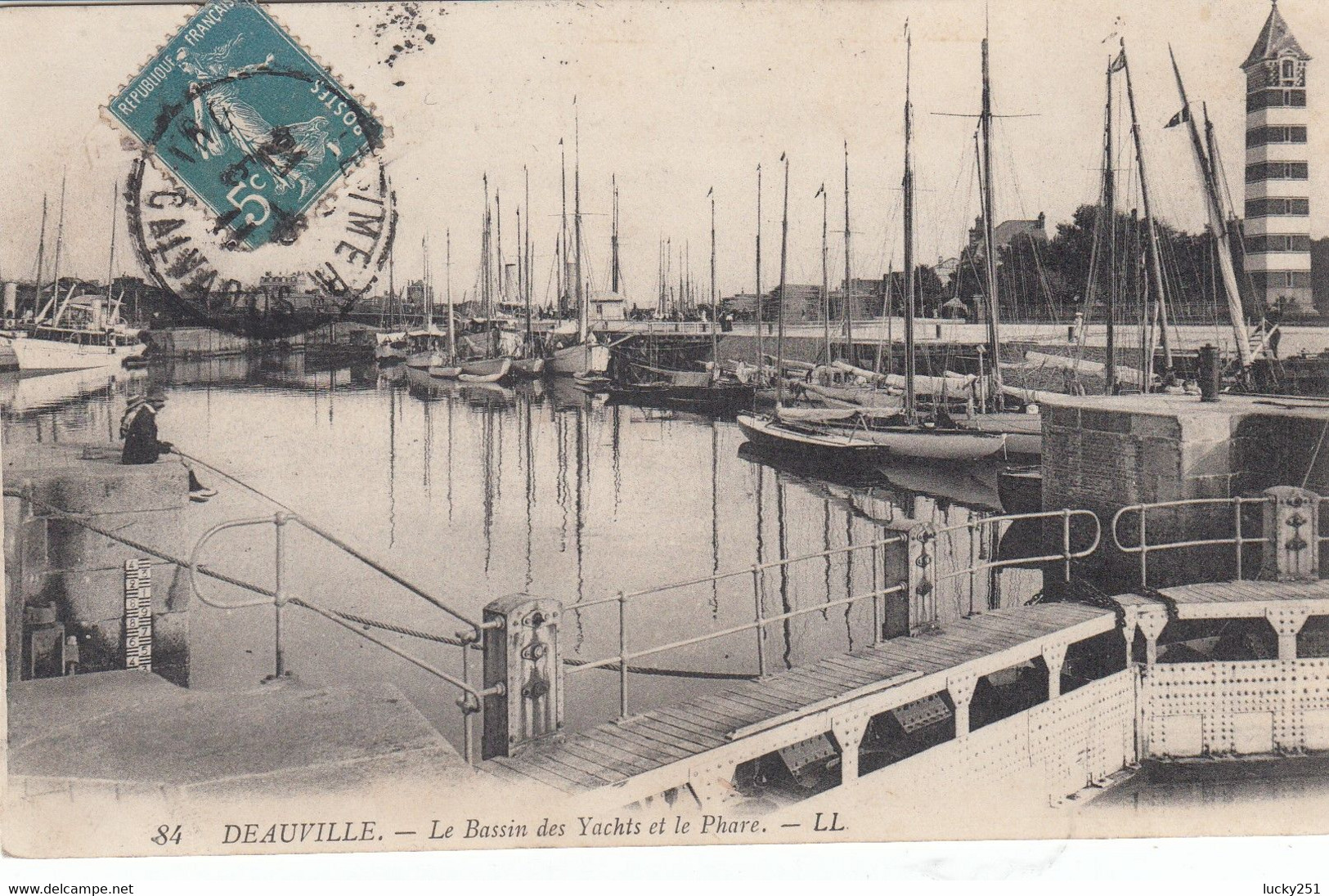 France - Phare - Deauville - Le Phare Et Le Bassin Des Yachts - Circulée - Vuurtorens