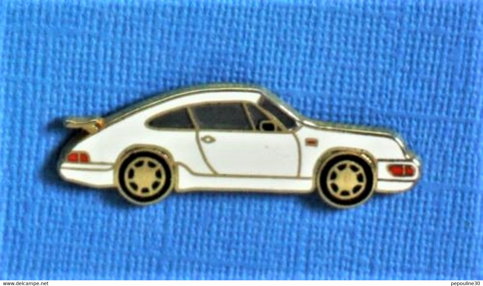 1 PIN'S //  ** PORSCHE 911 CARRERA ** . (Made In France)  . Attaches Double - Porsche