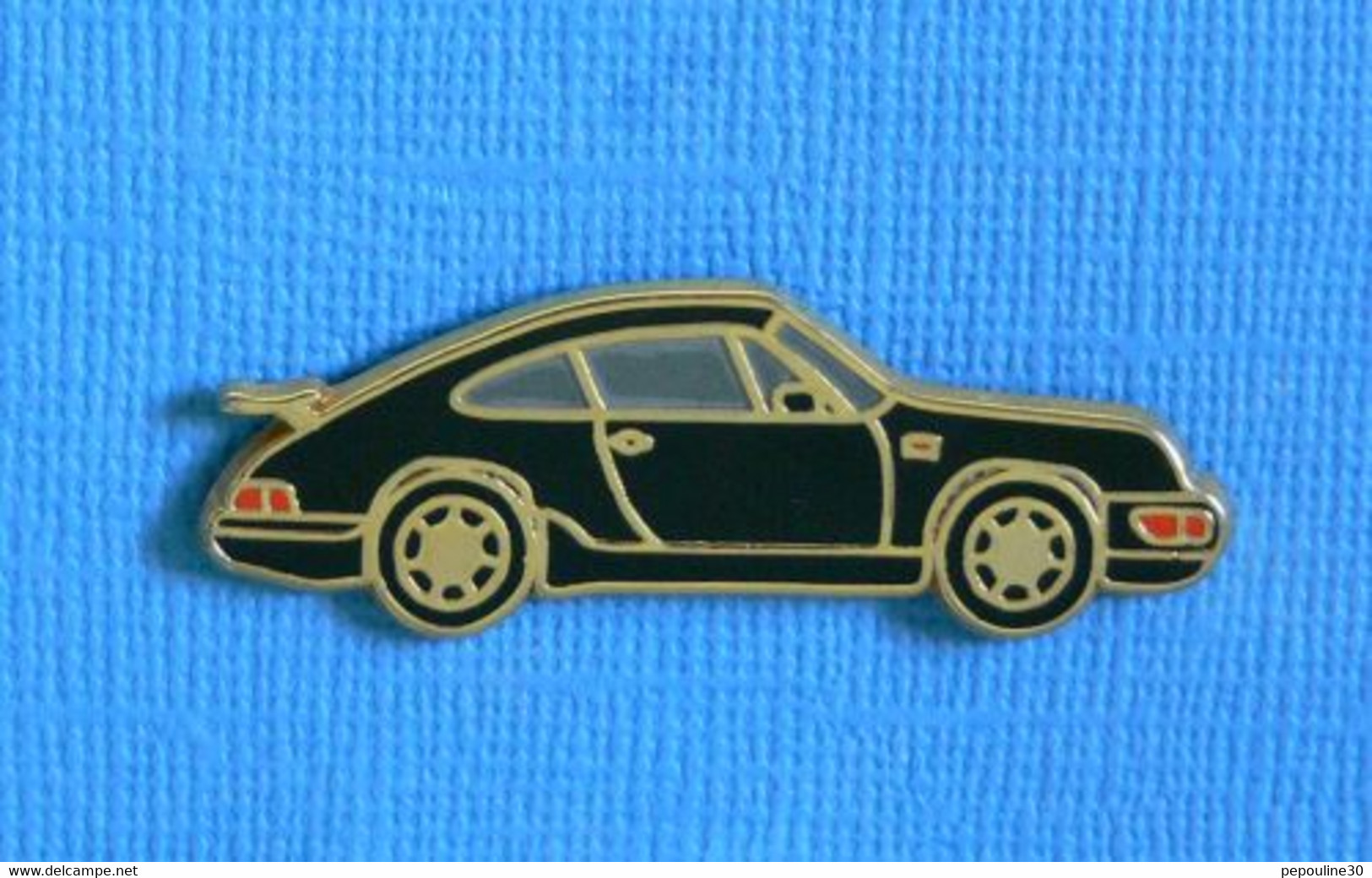 1 PIN'S //  ** PORSCHE 911 CARRERA ** . (Made In France) . Attaches Double - Porsche