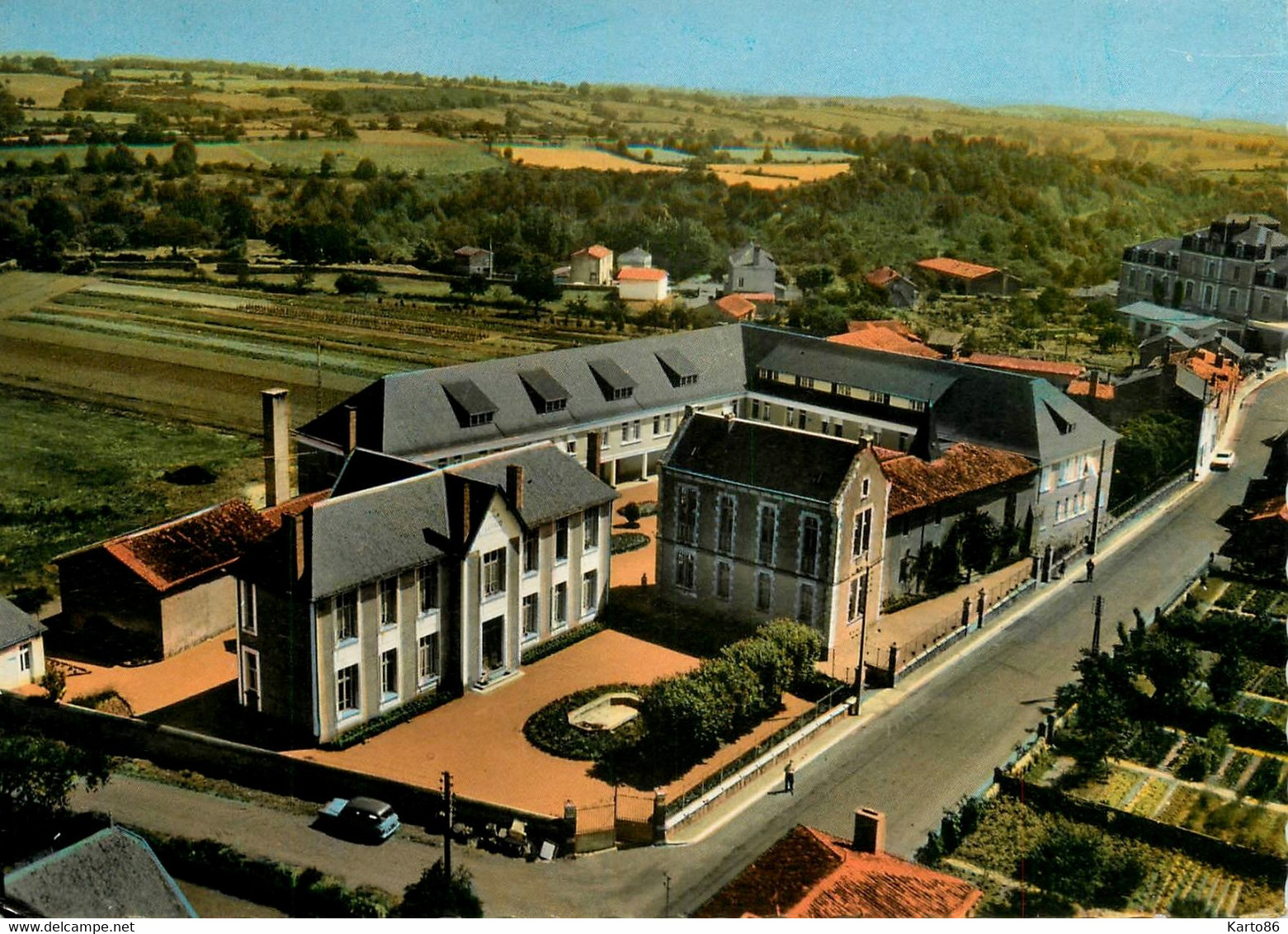 Argenton Chateau * Les écoles Et Au Premier Plan L'hôpital * école Groupe Scolaire Village - Argenton Chateau