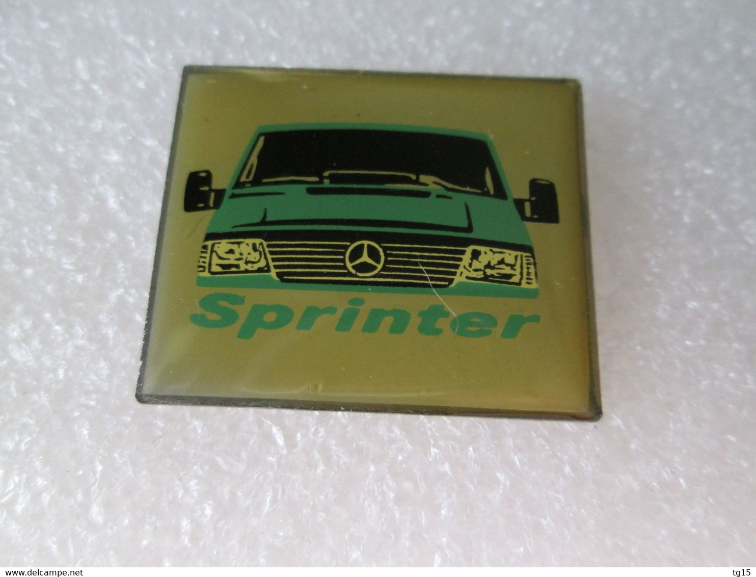 PIN'S    FOURGON     MERCEDES BENZ    SPRINTER    VERT - Mercedes