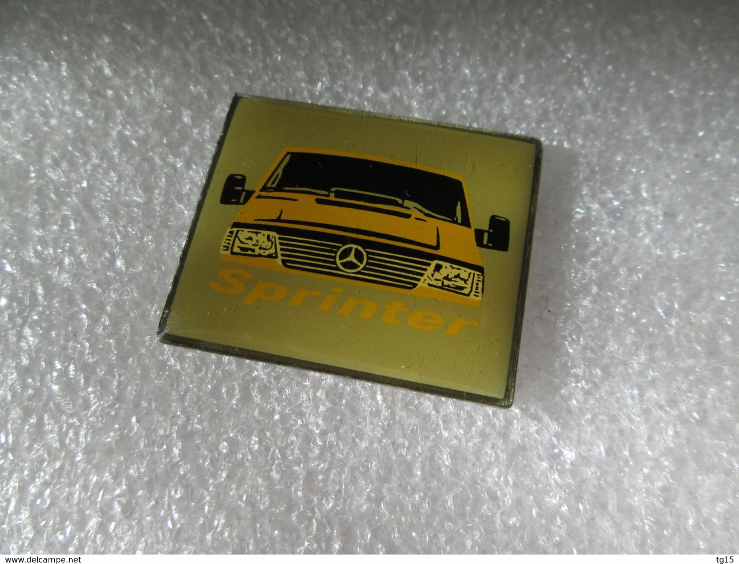 PIN'S    FOURGON     MERCEDES BENZ    SPRINTER    JAUNE - Mercedes