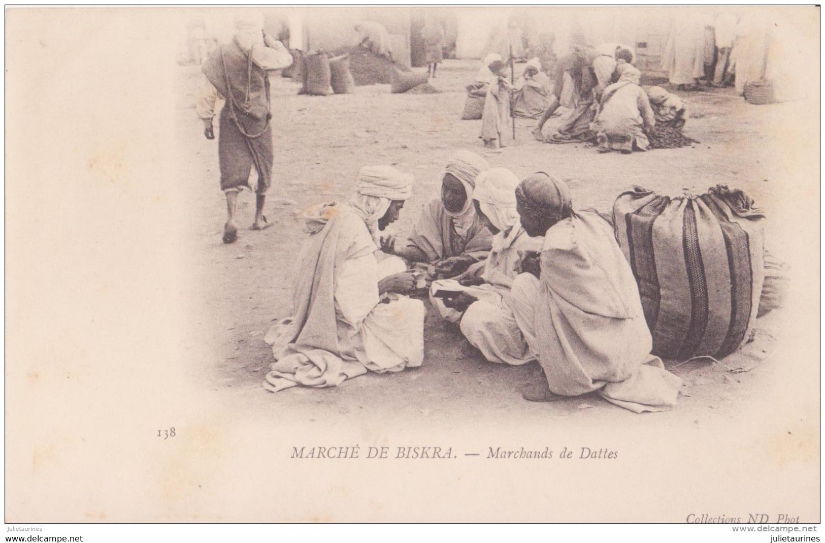 ALGERIE MARCHE DE BISKRA MARCHANDS DE DATTES TRES AMINEES CPA BON ETAT - Biskra