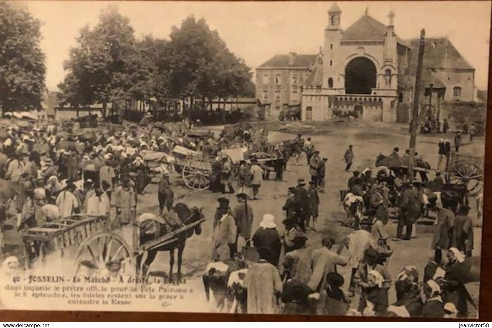 40 Josselin Le Marché . A Droite La Loggia Dans Laquelle Le Prête Officie Le Jour De La Fête Patronale - Josselin