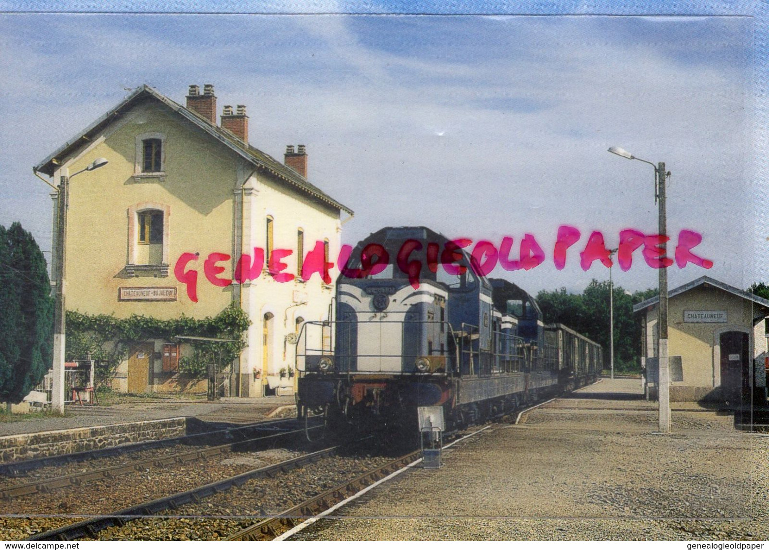 87- CHATEAUNEUF LA FORET -UN TRAIN DE MARCHANDISES LIMOGES-EYMOUTIERS MARQUE L' ARRET EN GARE DE CHATEAUNEUF BUJALEUF - Chateauneuf La Foret