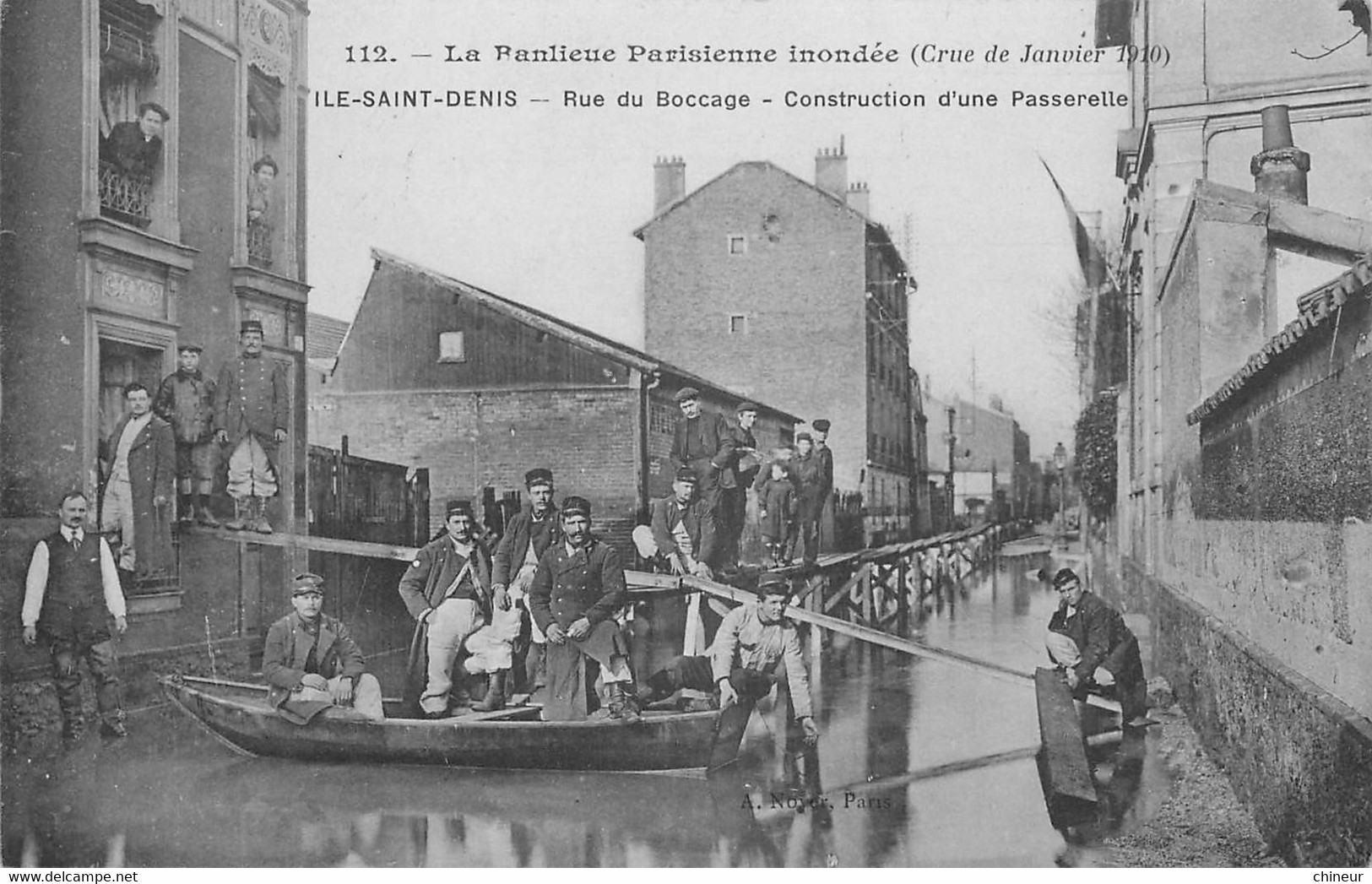LA BANLIEUE PARISIENNE INONDEE 1910 ILE SAINT DENIS RUE DU BOCCAGE CONSTRUCTION D'UNE PASSERELLE - L'Ile Saint Denis