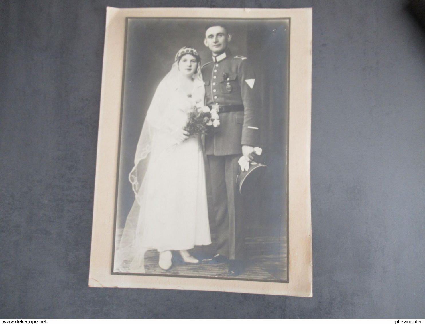 3.Reich Original Foto Hochzeit Mann In Uniform Mit Orden Und Abzeichen Vermutlich Ostpreußen - Uniformes