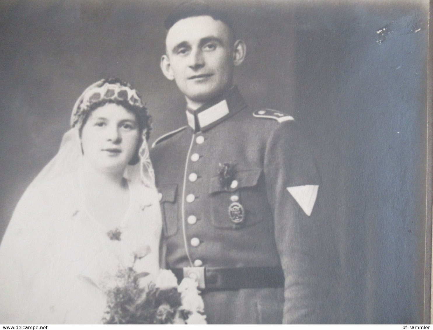 3.Reich Original Foto Hochzeit Mann In Uniform Mit Orden Und Abzeichen Vermutlich Ostpreußen - Uniformes