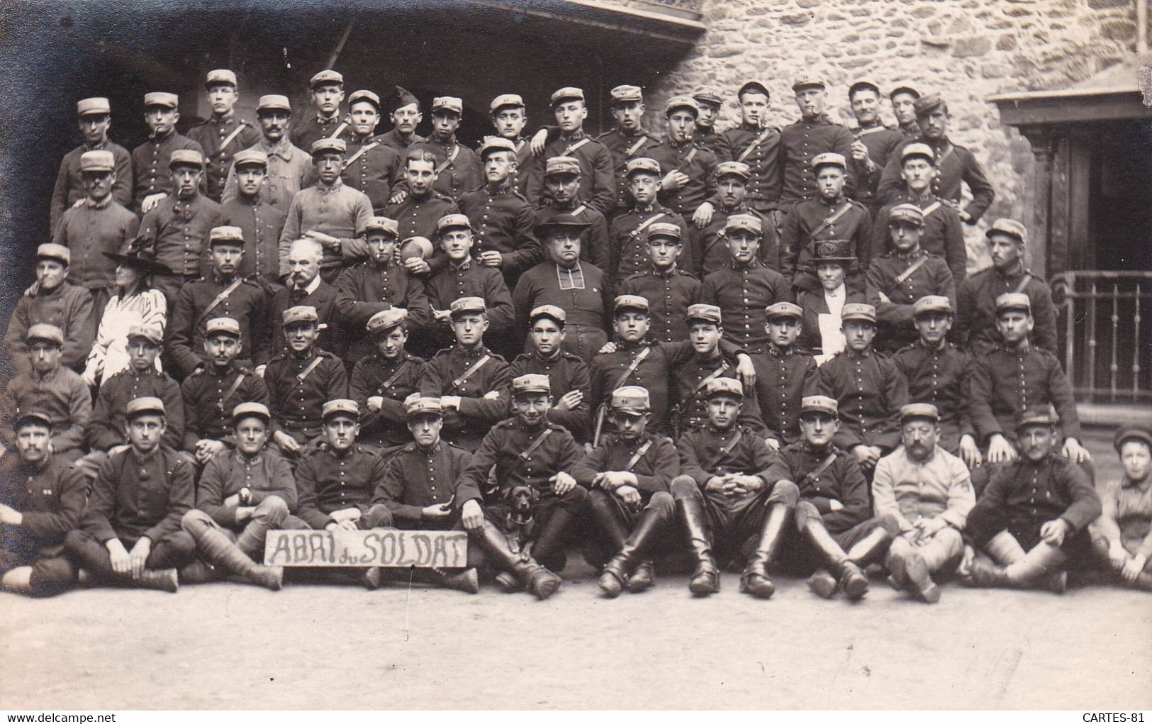 DEP35.........CARTE PHOTO SAINT MALO ABRI DU SOLDAT  AVEC L ABBE HAVARD - Autres & Non Classés