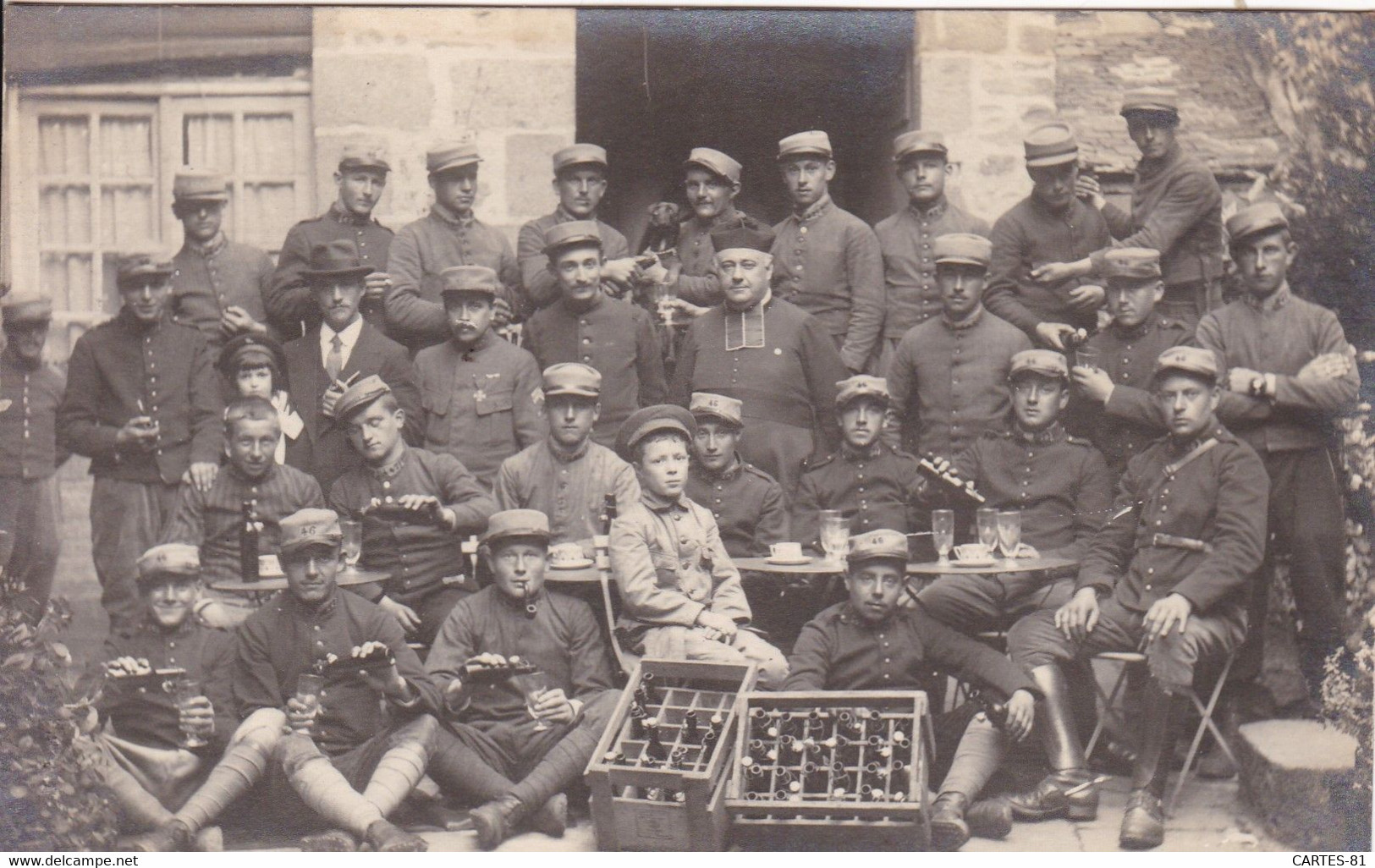 DEP35.........CARTE PHOTO SAINT MALO ABRI DU SOLDAT  AVEC L ABBE HAVARD - Autres & Non Classés