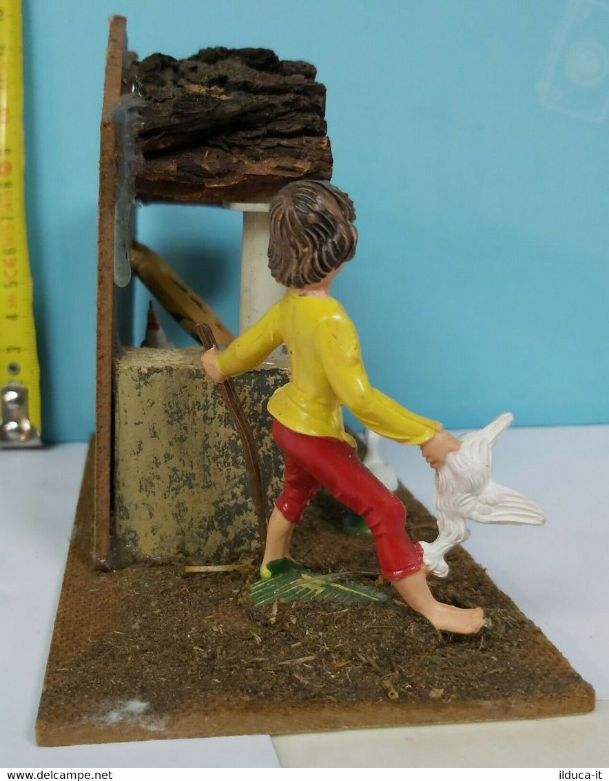 95575 Pastorello Presepe - Diorama - Ragazzo Con Galline Nel Pollaio - Presepi