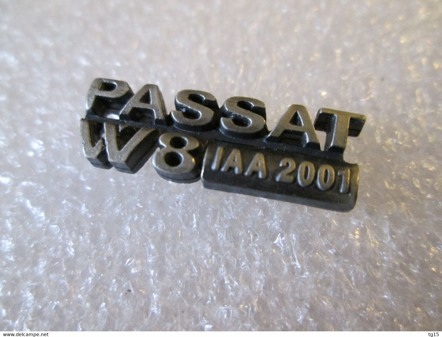 PIN'S    VOLKSWAGEN   PASSAT   W8  IAA  2001 - Volkswagen