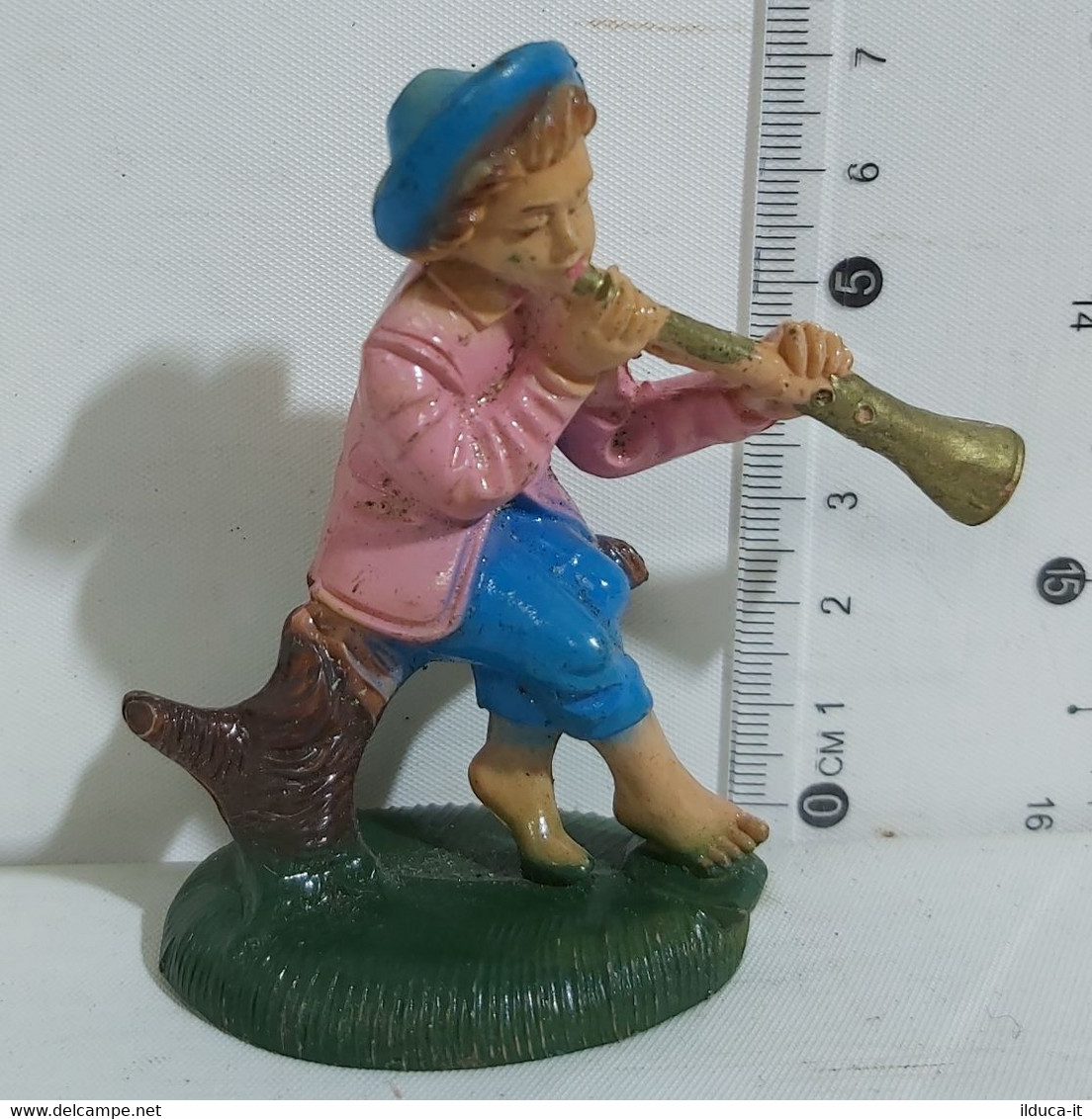 95302 Pastorello Presepe - Statuina In Plastica - Musicante Seduto Sul Ramo - Presepi