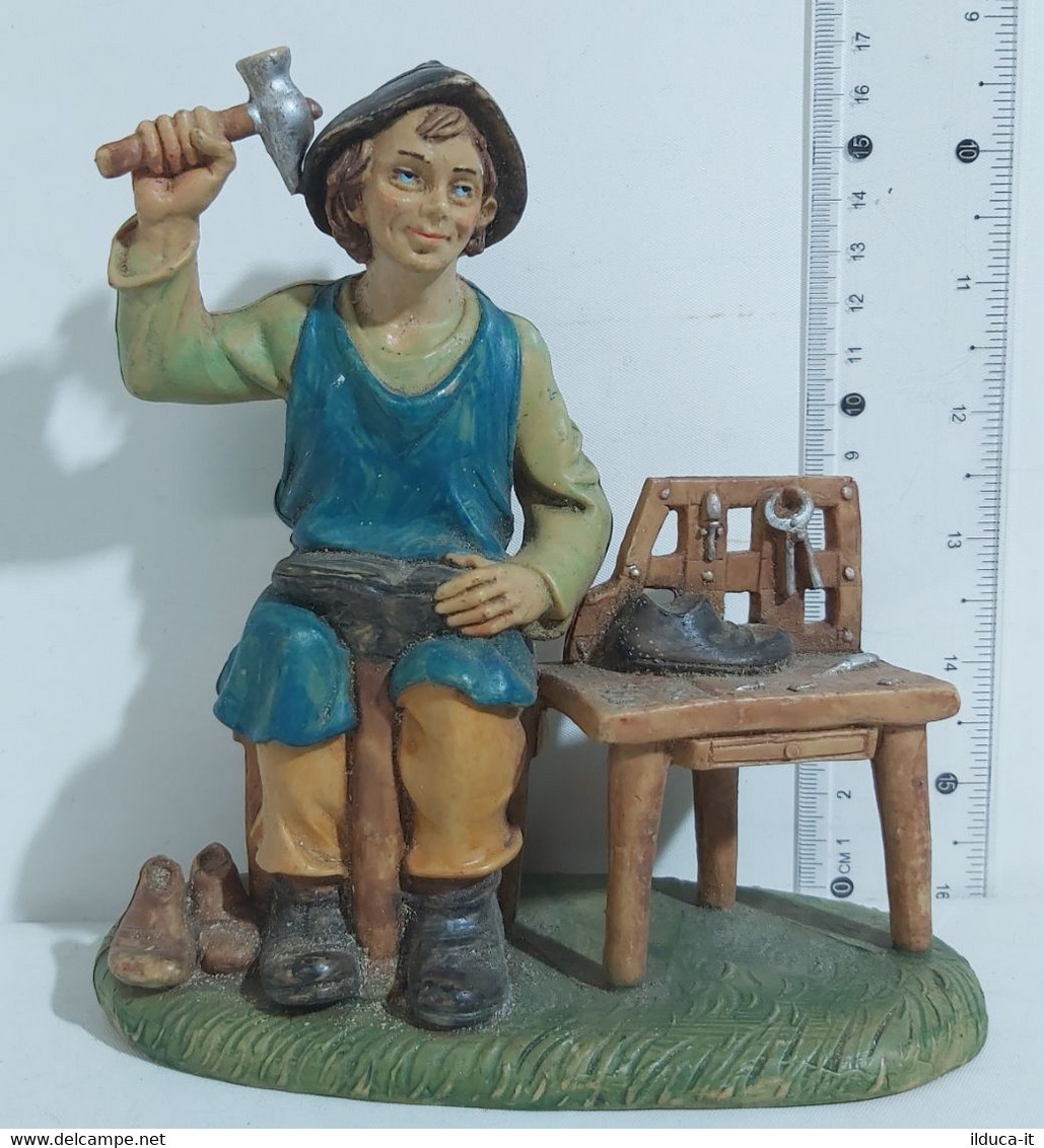 59101 Pastorello Presepe - Statuina In Plastica - Calzolaio - H Cm 18/20 - Presepi