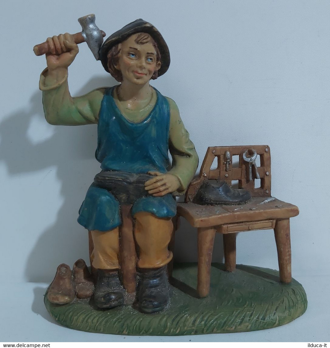 59101 Pastorello Presepe - Statuina In Plastica - Calzolaio - H Cm 18/20 - Presepi