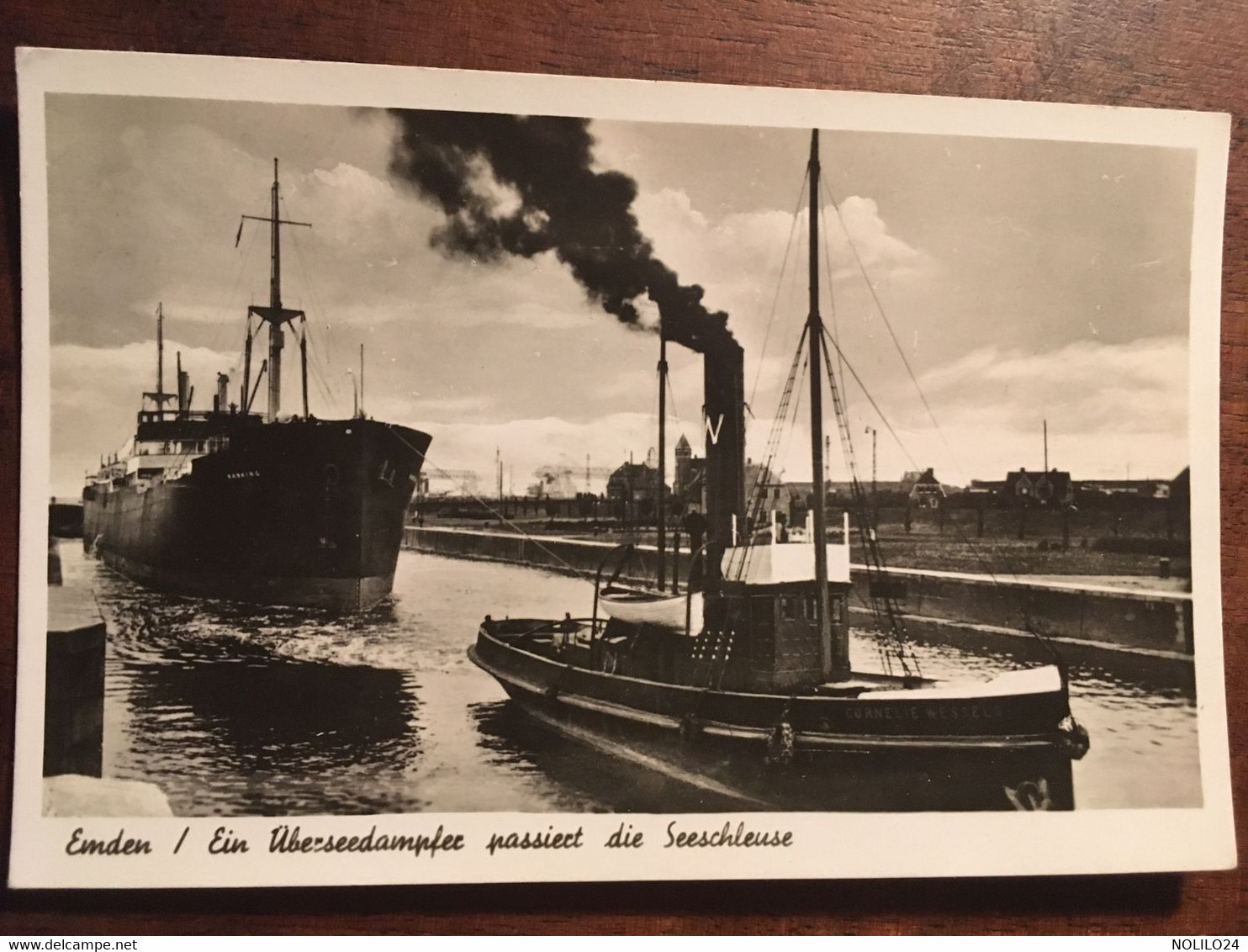 Cp écrite,  Emden / Ein Überseedampfer Passiert Die Seeschleuse ( Bâteau Et Remorqueur), éd Verlag Cramers - Emden