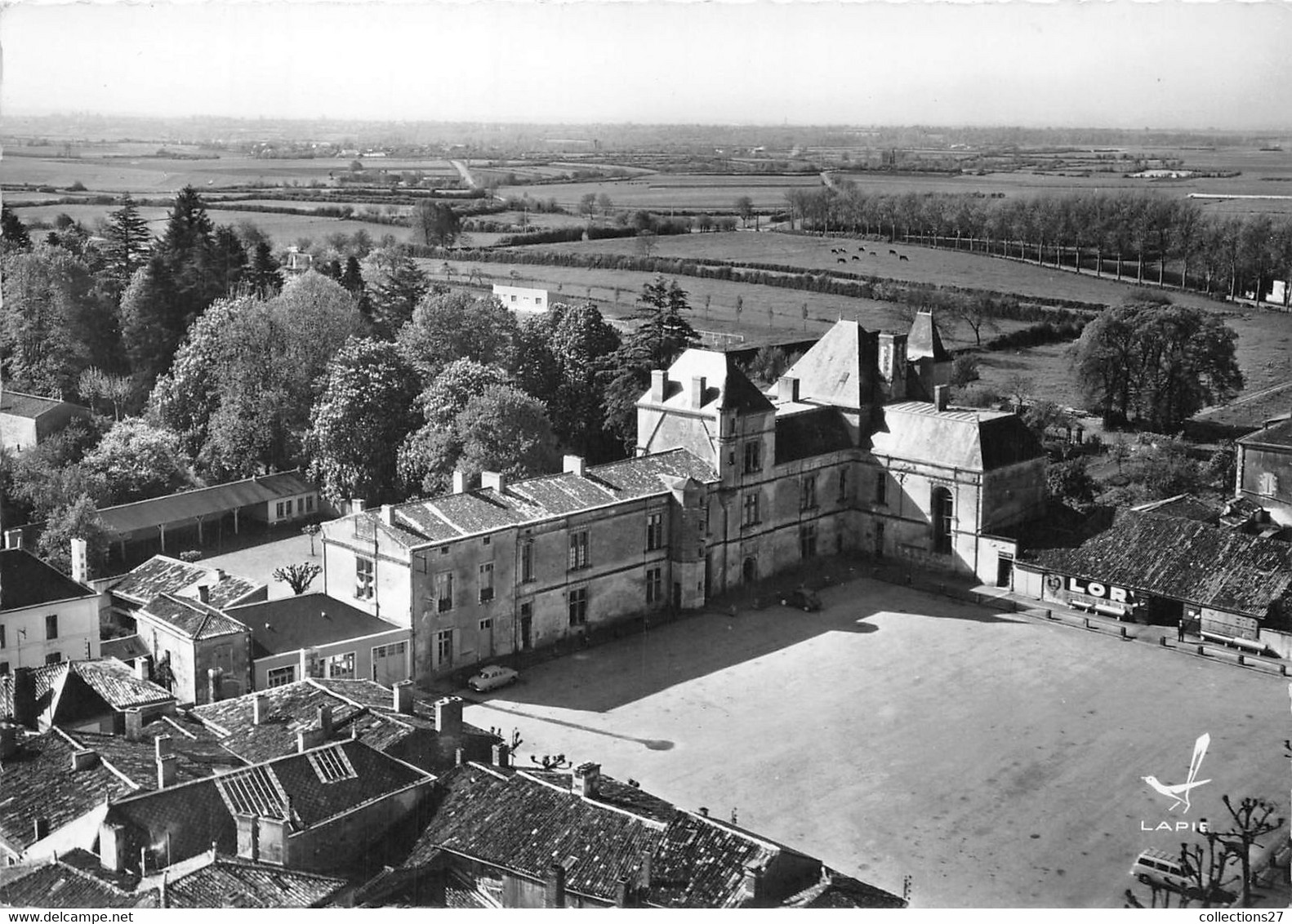 79-COULONGES-SUR-L'AUTIZE- PLACE DE L'HÔTEL DE VILLE VUE DU CIEL - Coulonges-sur-l'Autize