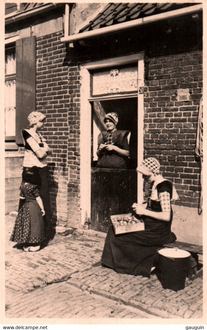 CPA - BUNSCHOTEN - SPAKENBURG ... (femmes Costumées) - Bunschoten