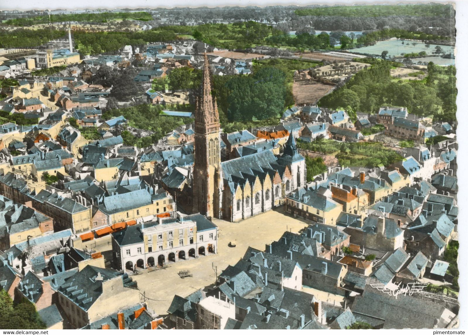 LA GUERCHE DE BRETAGNE VUE GENERALE AERIENNE LA BASILIQUE ET LA MAIRIE LA FRANCE VUE DU CIEL FLAMME POSTALE 1970 - La Guerche-de-Bretagne