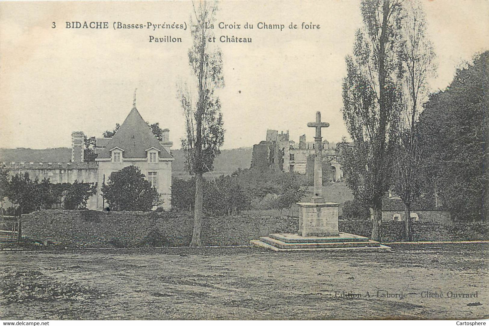 CPA 64 Basses Pyrénées-Atlantiques BIDACHE La Croix Du Champ De Foire Pavillon Et Le Château - Bidache