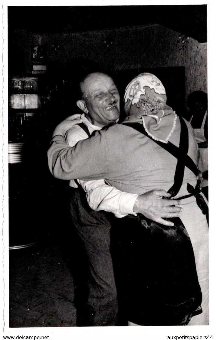 Photo Originale Danse Et Son Couple De Danseurs Vieillissant Enrobé & Rigolade Au Bistrot Vers 1950 - Bonne Humeur ! - Persone Anonimi