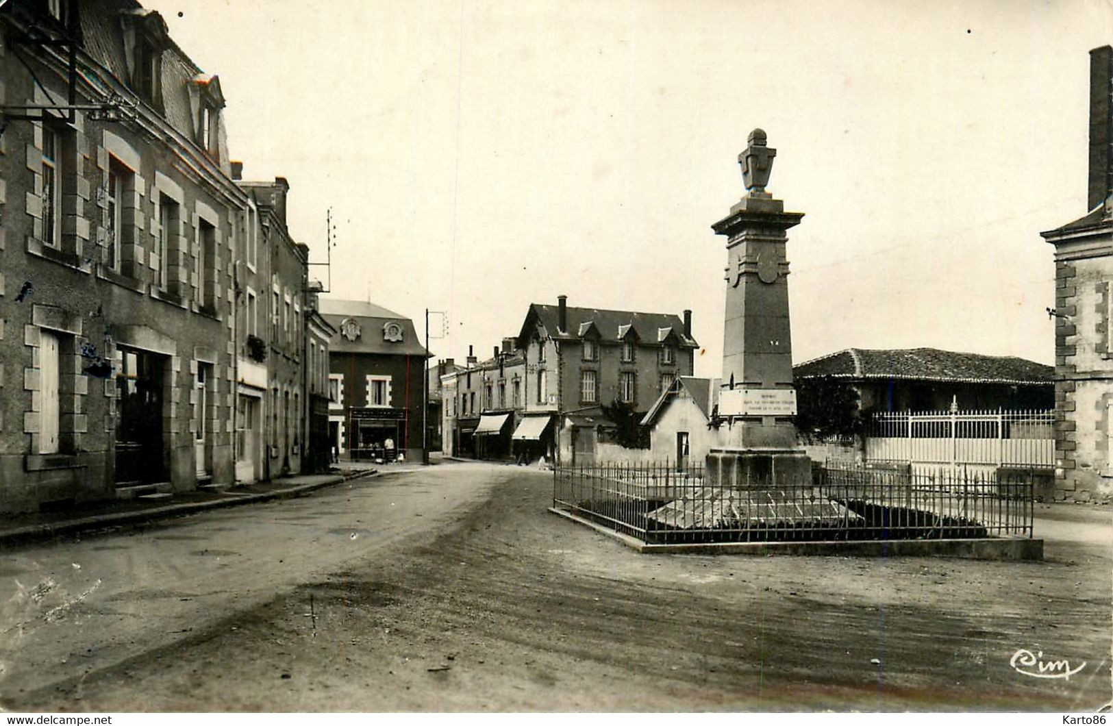 Argenton Chateau * La Place Et Le Monument Aux Morts - Argenton Chateau