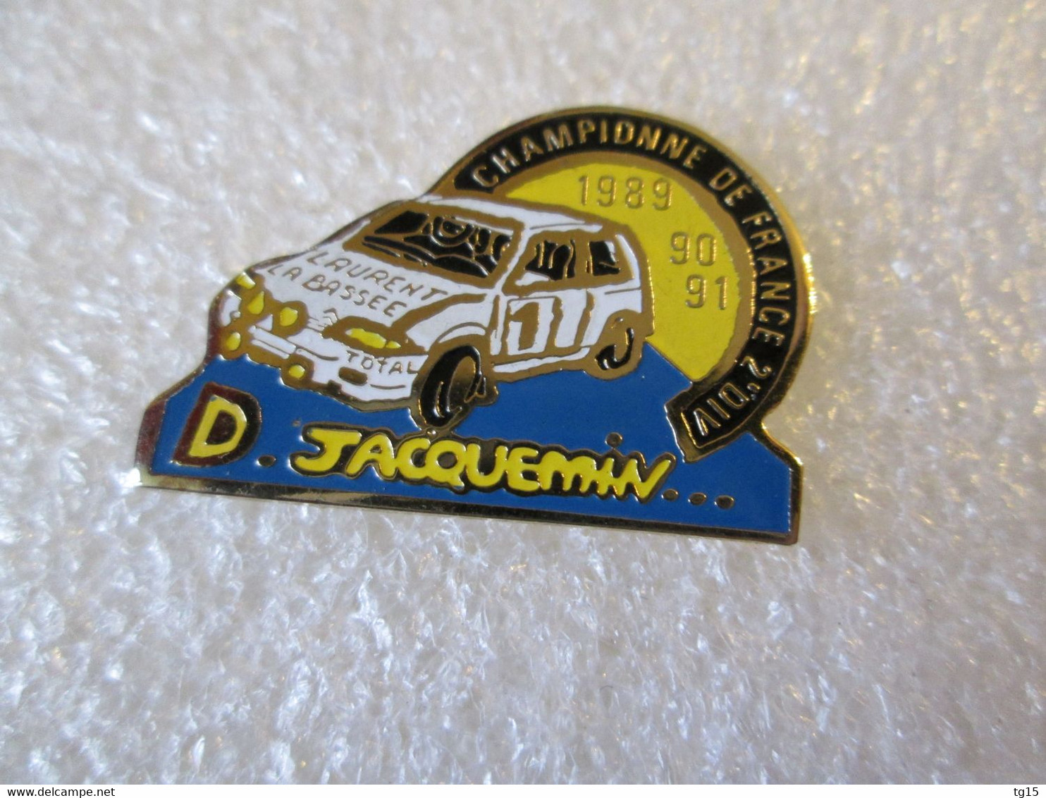 PIN'S    CITROEN  AX   DOROTHÉE JACQUEMIN  CHAMPIONNE DE FRANCE DES RALLYES  2eme DIVISION  89 90 91 - Citroën