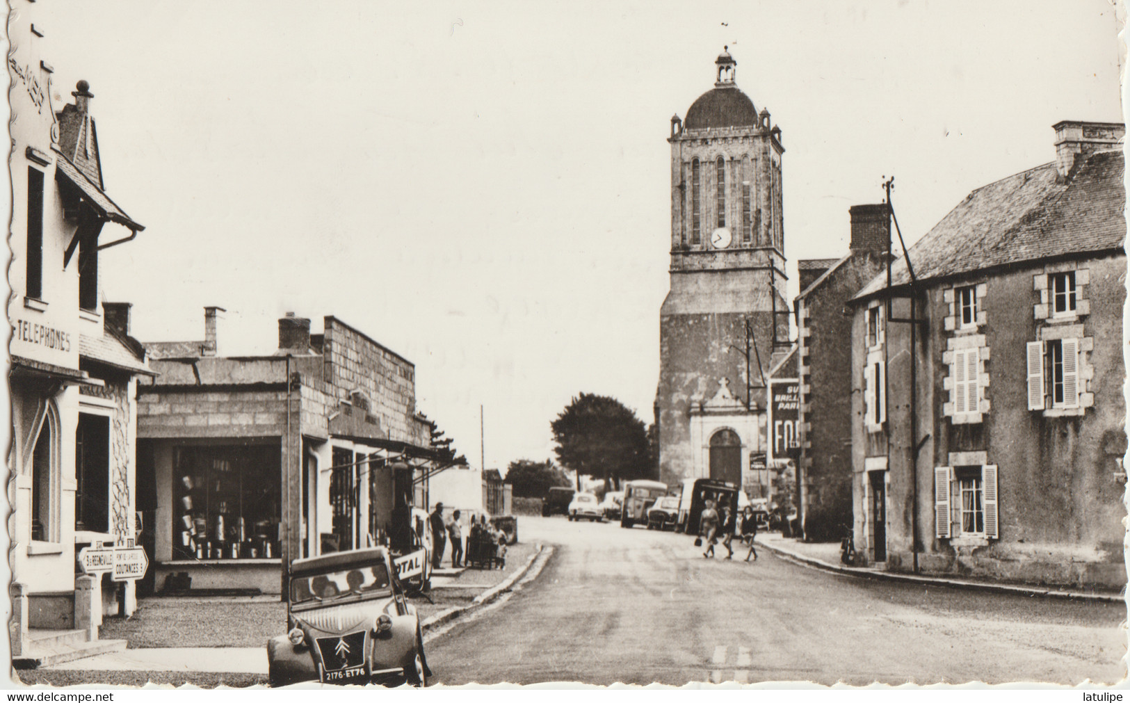 Montmartin-sur-Mer  50  Une Rue Du Village Tres Tres Animée -l'Eglise Et La Poste Et Voiture 2cv Epicerie  Pompe A Essen - Montmartin Sur Mer