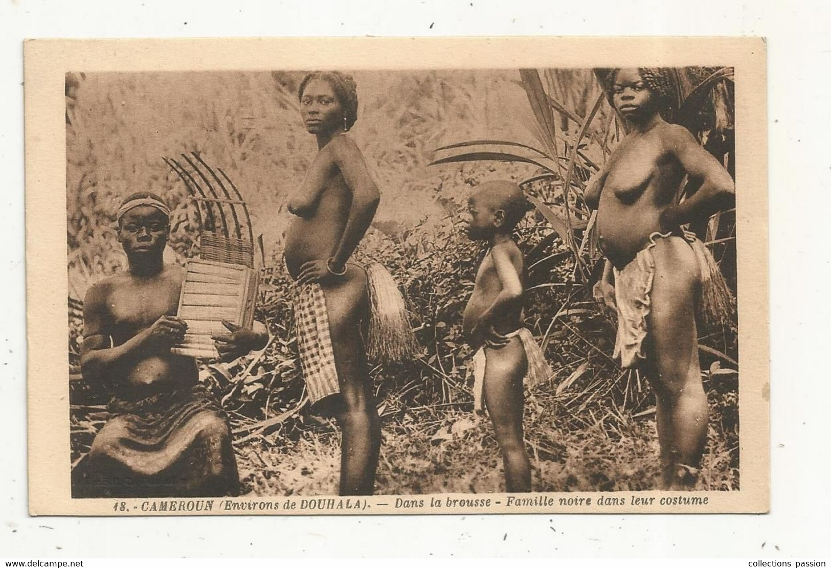 Cp, CAMEROUN, Environs De DOUHALA ,dans La Brousse,famille Noire Dans Leur Costume,vierge, Phototypie M. Delboy - Cameroun