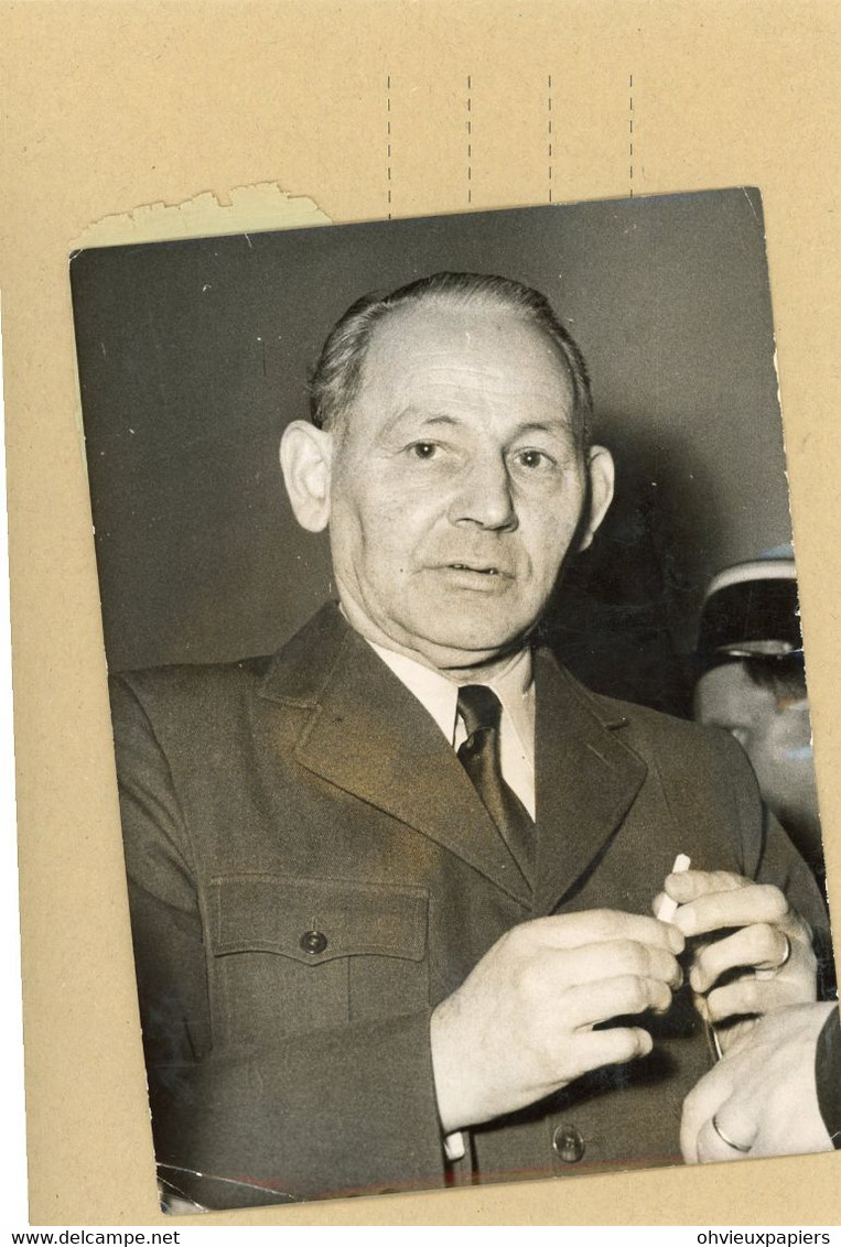 PHOTO De PRESSE  / Le Général HERMANN BERNHARD  RAMCKE  Jugé Pour  Complot  NAZI  Au Tribunal  Militaire En 1953 - Guerra, Militares