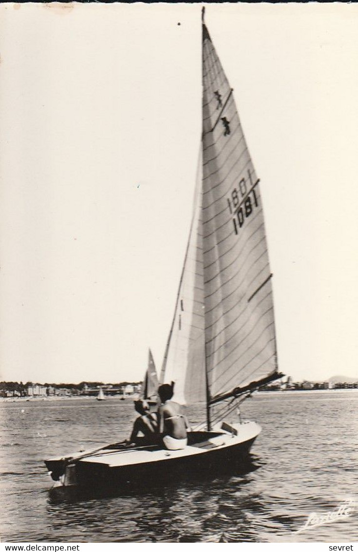 CIBOURE-SOCOA. - Voilier Sur La Baie De St-Jean De Luz. CPM Tour Dentelé RARE - Sailing