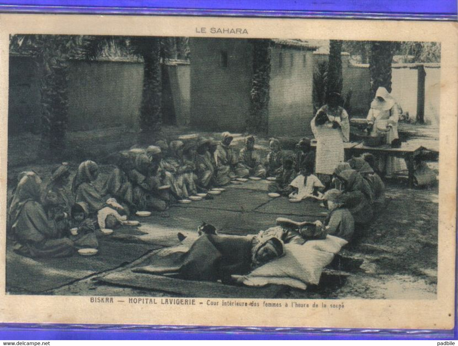 Carte Postale Algérie  Biskra  Hôpital Lavigerie  Les Femmes à L'heure De La Soupe   Très Beau Plan - Biskra