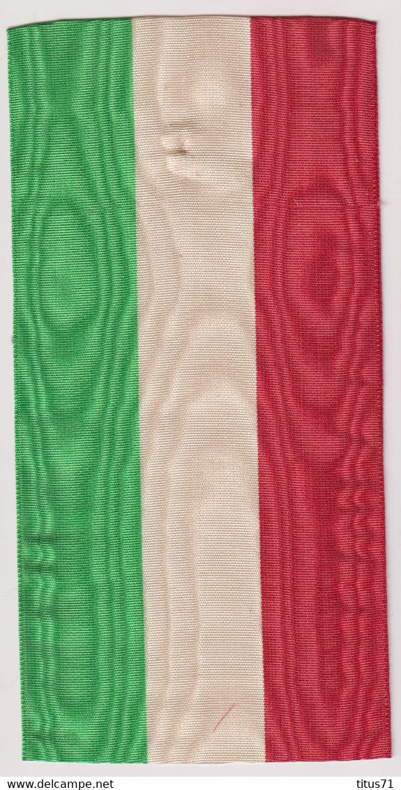 Ruban Drapeau Italie - 8 X 32 Cm - Moiré - 1 Pli Marqué - Très Bon état - Vlaggen