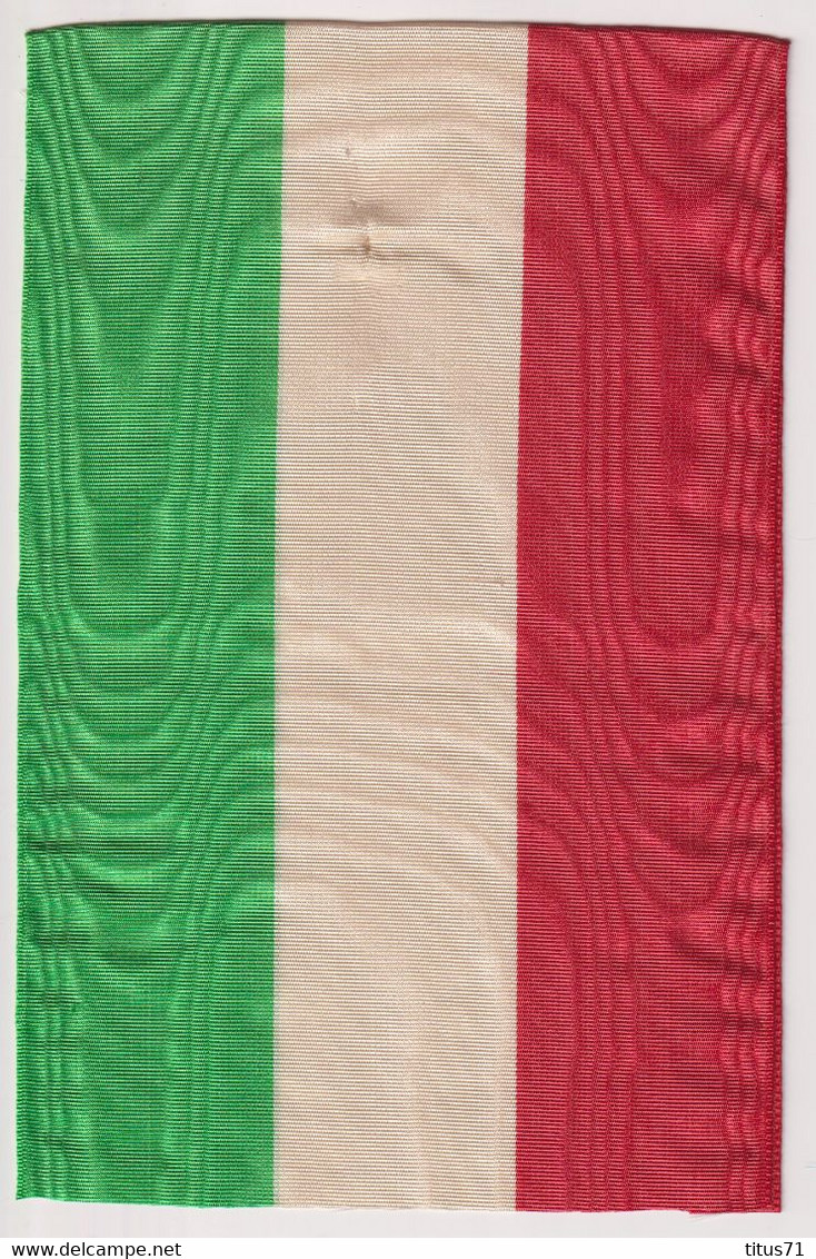 Ruban Drapeau Italie - 10,7 X 32 Cm - Moiré - 1 Pli Marqué - Très Bon état - Bandiere