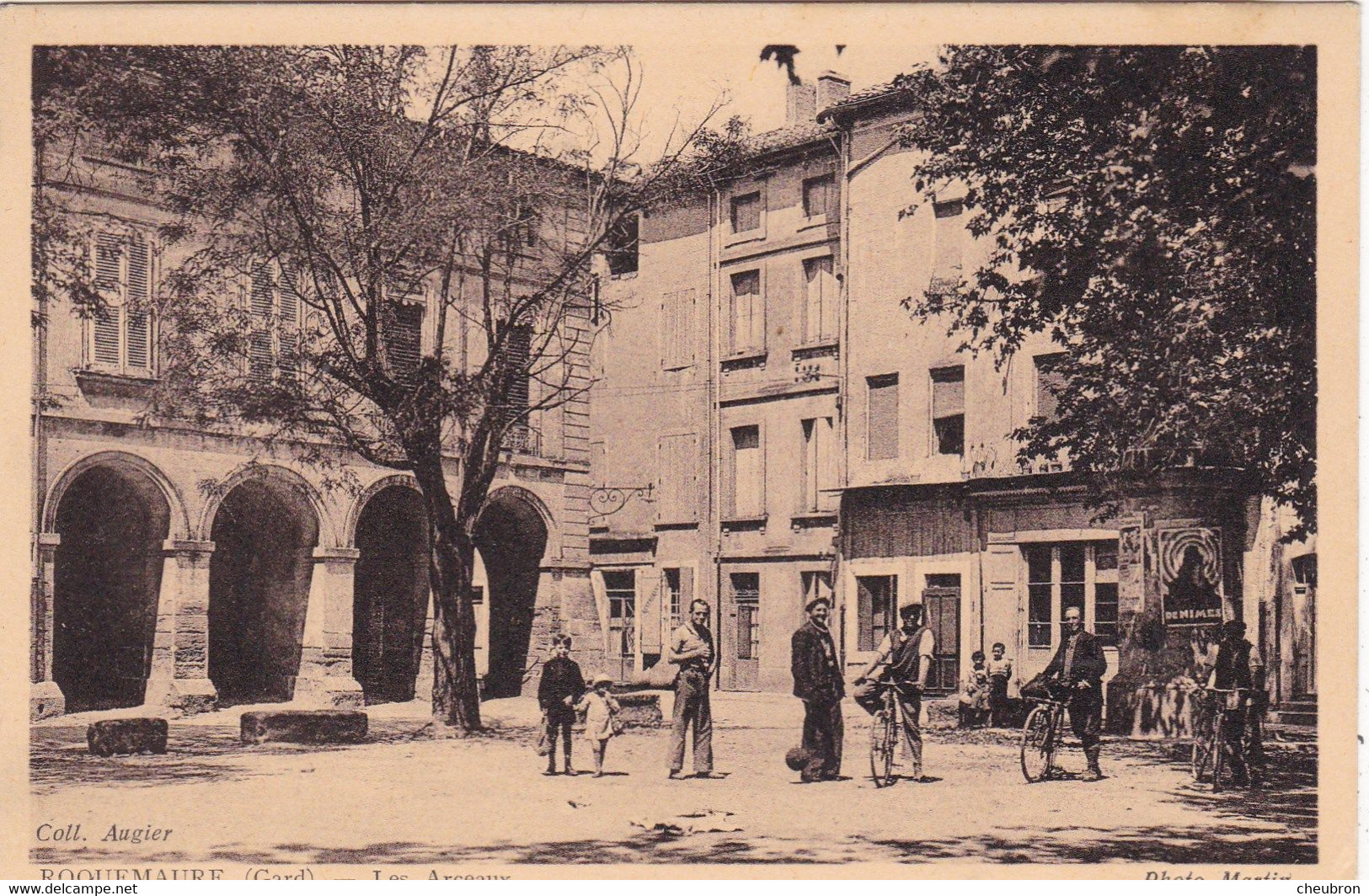 30. ROQUEMAURE. CPA SEPIA.  LES ARCEAUX. ANIMATION. CYCLISTES. - Roquemaure