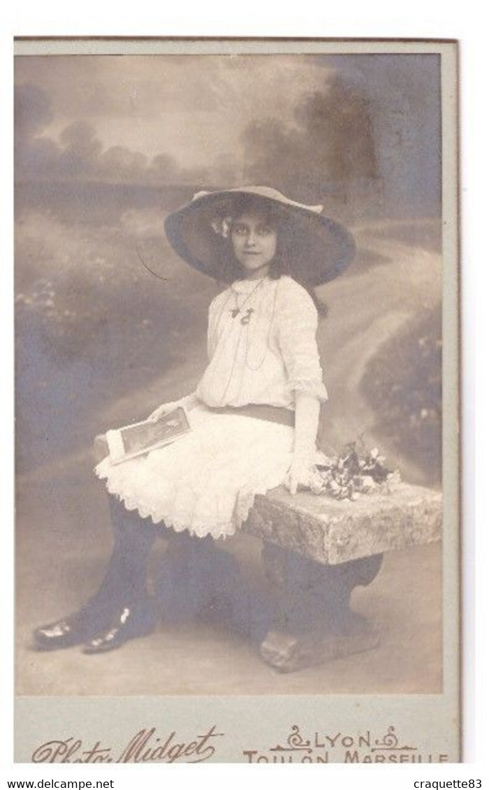 CDV   JEUNE FILLE PORTE UN GRAND CHAPEAU, ASSISE SUR UN BANC  PHOTO MIDGET TOULON MARSEILLE LYON - Anonymous Persons