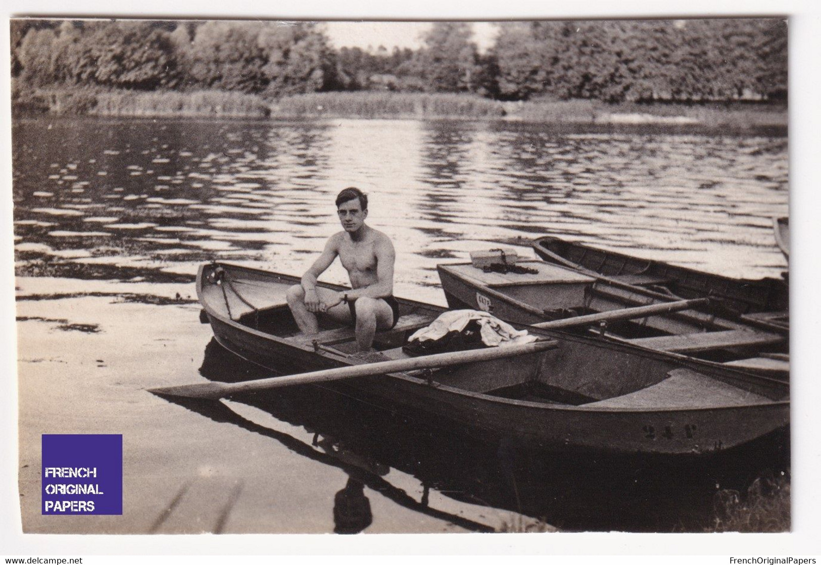Canotage Sur La Seine 1942 Lot De 2 Petites Photos 5,5x3,5cm Jeune Homme Torse Nu Sport Canoe Barque Photo A59-3 - Anonieme Personen
