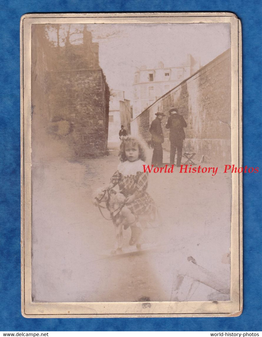 Photo Ancienne Vers 1900 - SAINT BRIEUC - Portrait D' Enfant Au Square - Cheval De Bois Rue Homme Bretagne Garçon Jouet - Antiche (ante 1900)