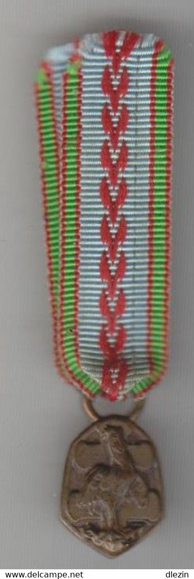 Médaille Pendante En Réduction, "République Française, Guerre 1939/1945". Bon Ruban. - Heer
