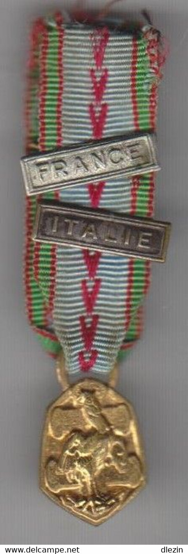 Médaille Pendante En Réduction, "République Française, Guerre 1939/1945", Barrette "France" Barrette "Italie". Bon Ruban - Heer