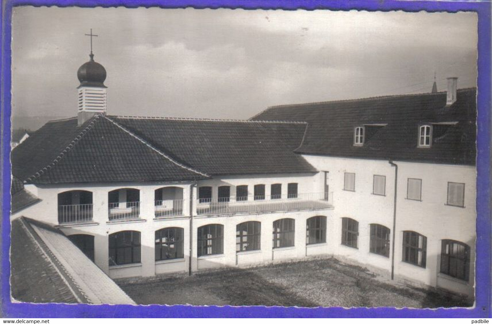 Carte Postale 68. Hirsingue  Couvent Des Pères Capucins  Le Cloître   Très  Beau Plan - Hirsingue