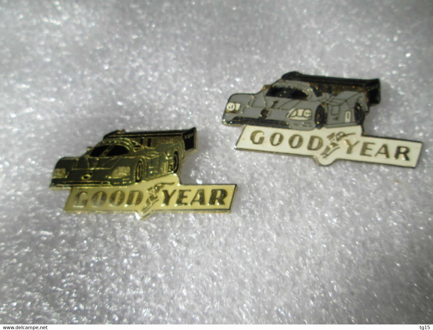 PIN'S    LOT 2  MERCEDES SAUBER C 9  GOODYEAR  2 Version - Mercedes