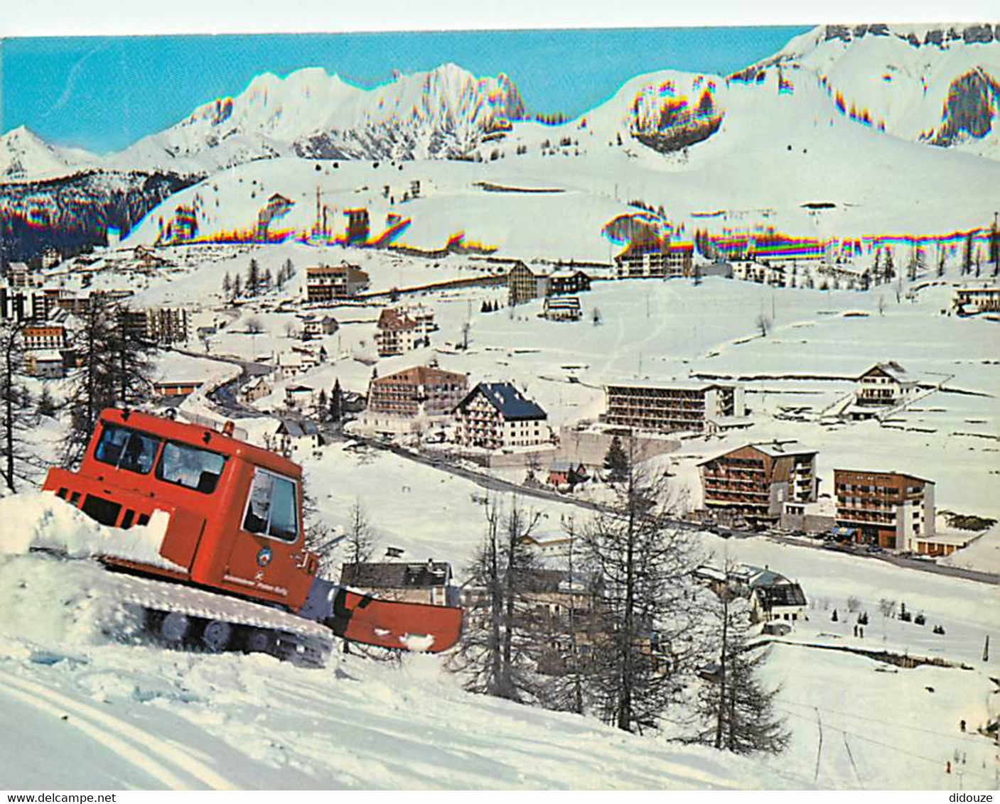 Automobiles - Voitures De Tourisme - Valberg - L'Hôtel L'Adrech De Lagas Et Les Nouveaux Immeubles Sur La Route De Beuil - Turismo