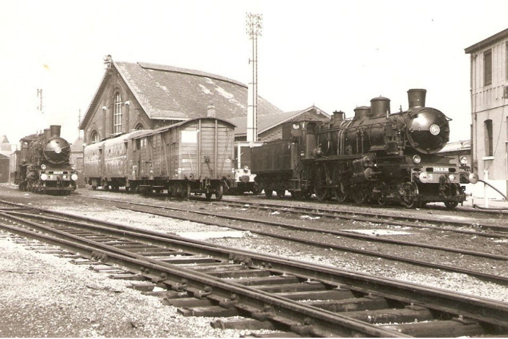 Reproduction Photo Train     Locomotives 230 D Ex Nord, Le Tréport (76), Photos De 1966, Gare  15oc - Eisenbahnen