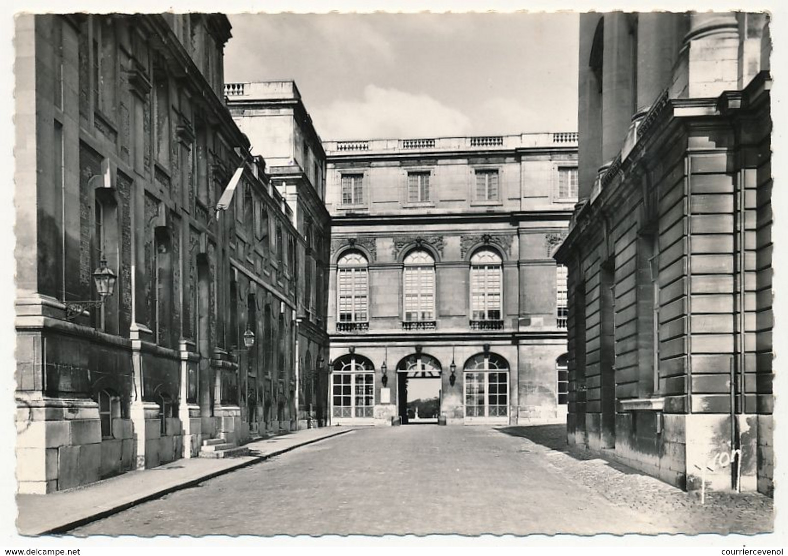 FRANCE - CPM. Affr 1F Amboise - Obl Congrès Du Parlement 21/10/1974 - Versailles / Cour Des Princes - Tijdelijke Stempels