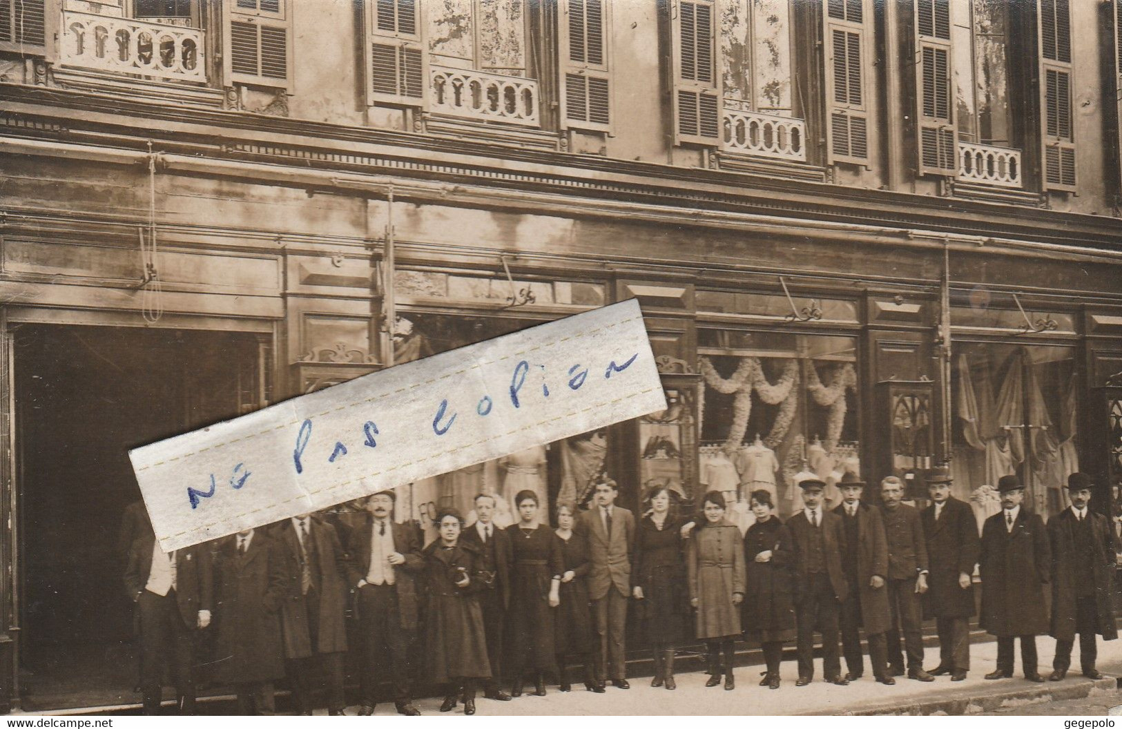 PARIS - Un Groupe Posant Place CLICHY  ( Carte Photo ) - Places, Squares