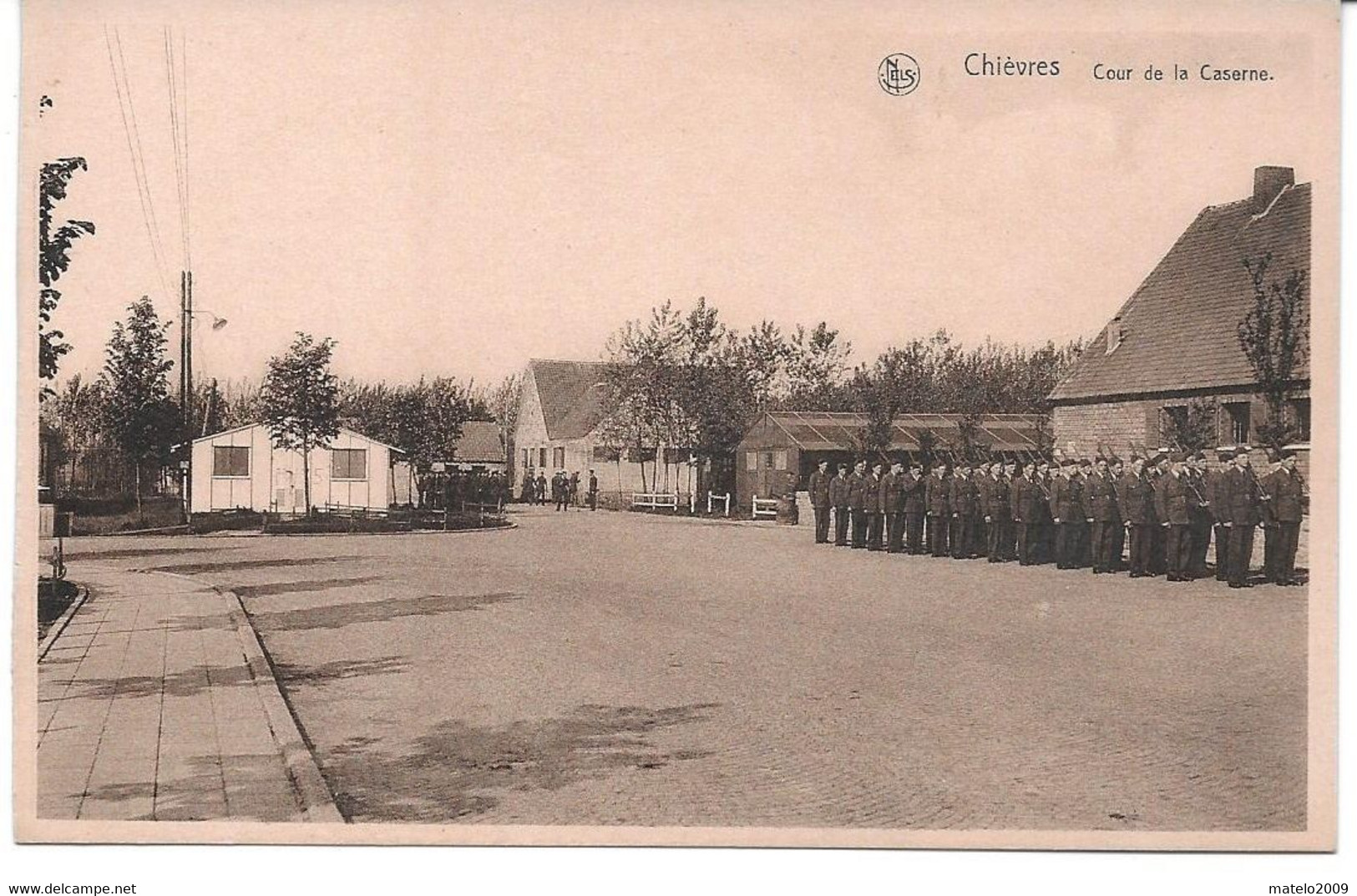 CHIEVRES (7950) Cour De La Caserne ( Peloton Au Garde A Vous  ) - Chièvres