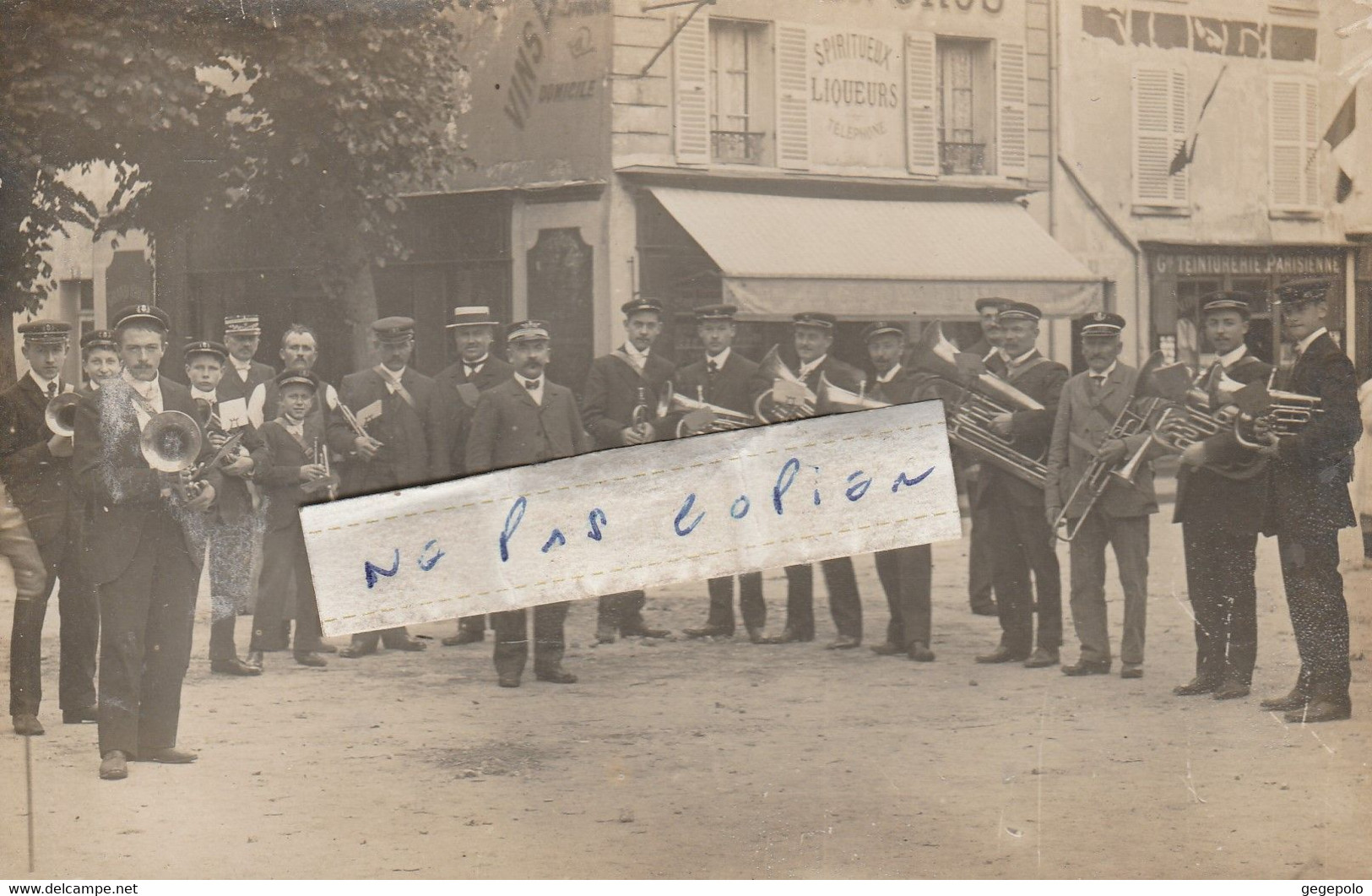 LIMOURS En HUREPOIX - La Fanfare Posant Place Du Marché  Près De L'Eglise Et De La Mairie   ( Carte Photo ) - Limours