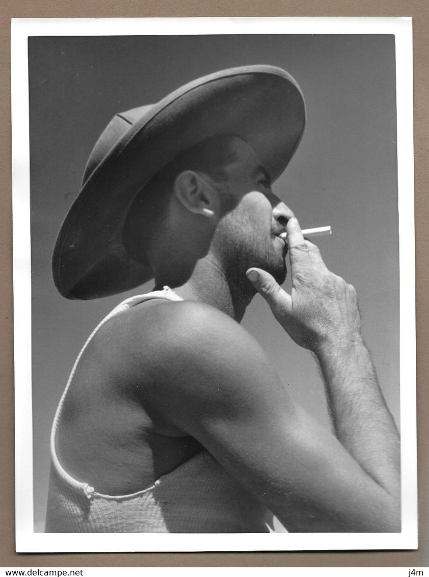 Ancienne Grande PHOTO ARTISTIQUE AMATEUR 24 X 18 Cm Des Années 1950...HOMME à La CIGARETTE, Chapeau Colonial - Anonymous Persons