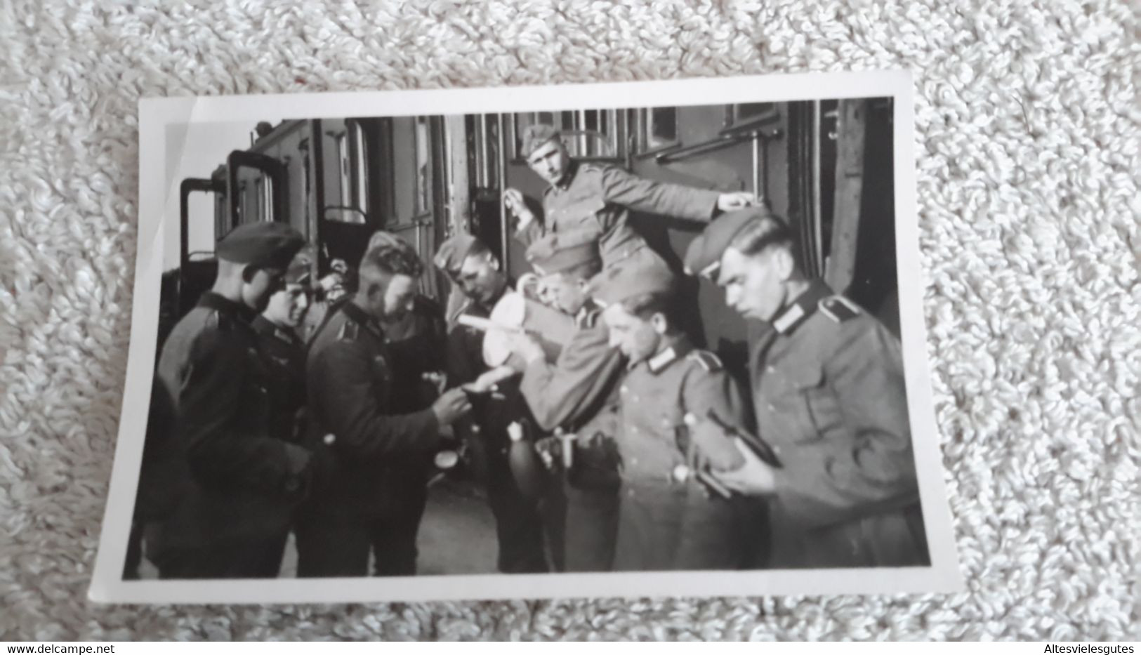 Foto Wehrmachts Soldaten Bei Der Wasserausgabe Vor Zug Militär 2 WK Wehrmacht Soldat - 1939-45